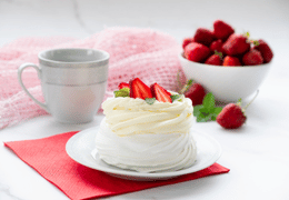 Wiosna w Kuchni: Lekkie Desery, Świeże Owoce i Sekret Puszystej Pavlovej